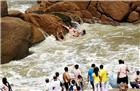 大浪卷走拍照女孩 施救游客被困礁石