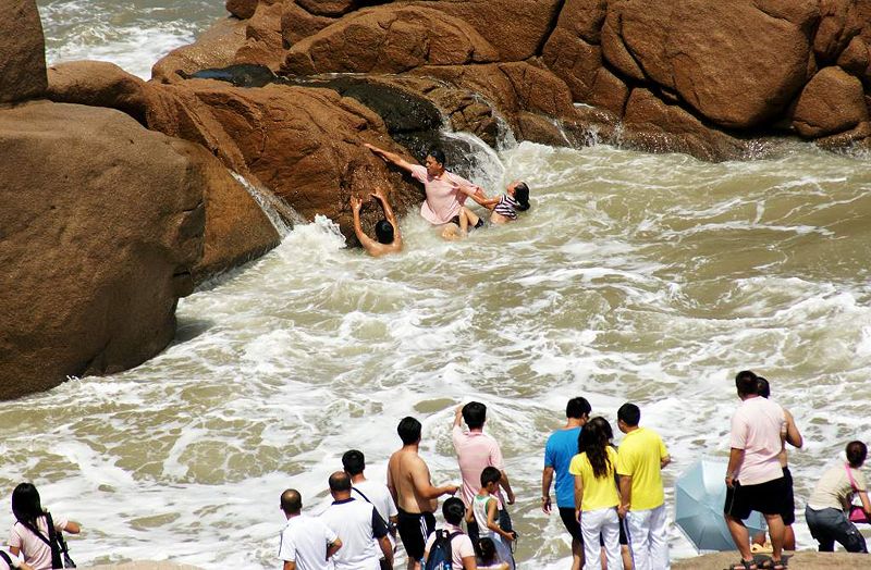 大浪卷走拍照女孩 施救游客被困礁石