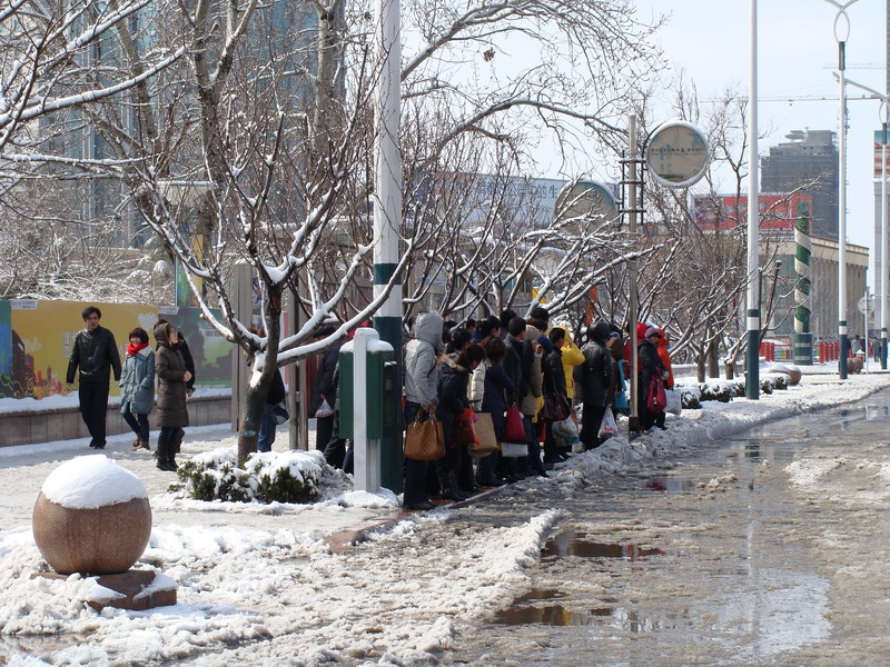 焦急等待的人们