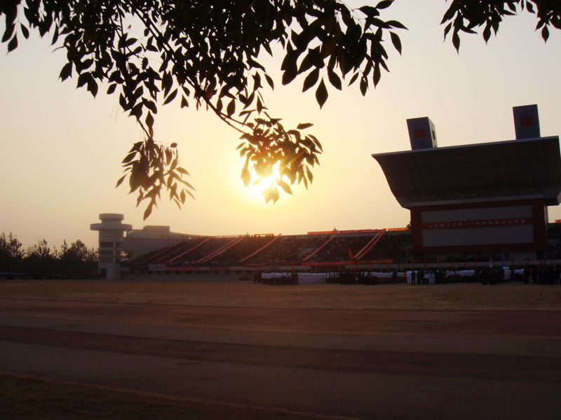 夕阳下的体育场