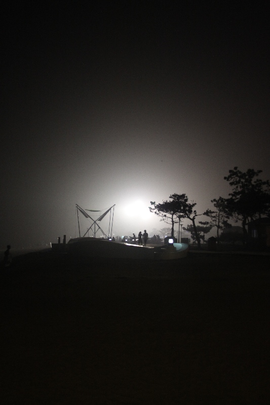 夜晚：海边：光芒