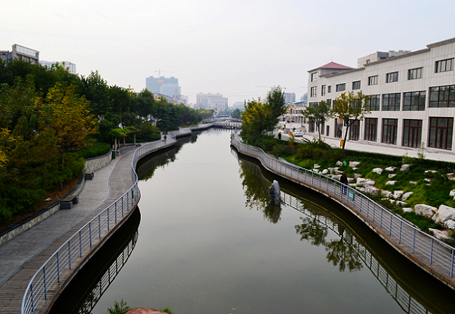昔日臭水沟今朝青草河
