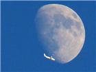 飞机撞月