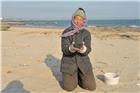 《海边；收集铁矿砂的老妇人》