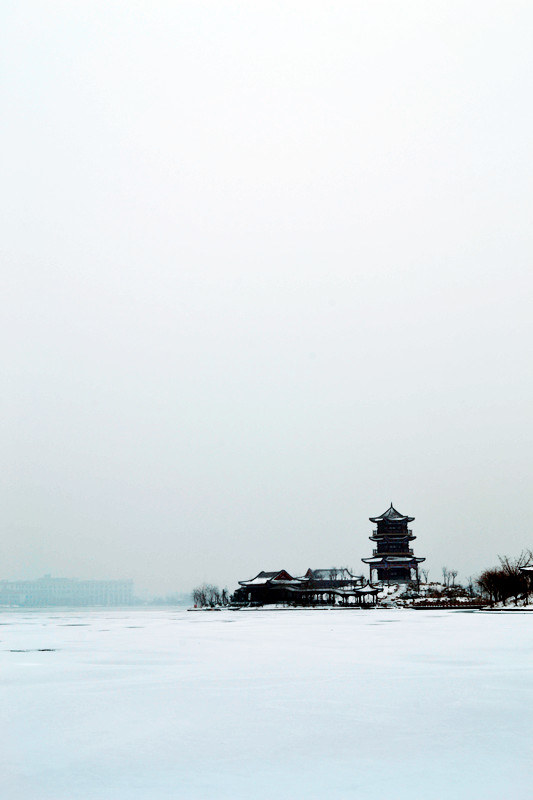 银装素裹雪后水城