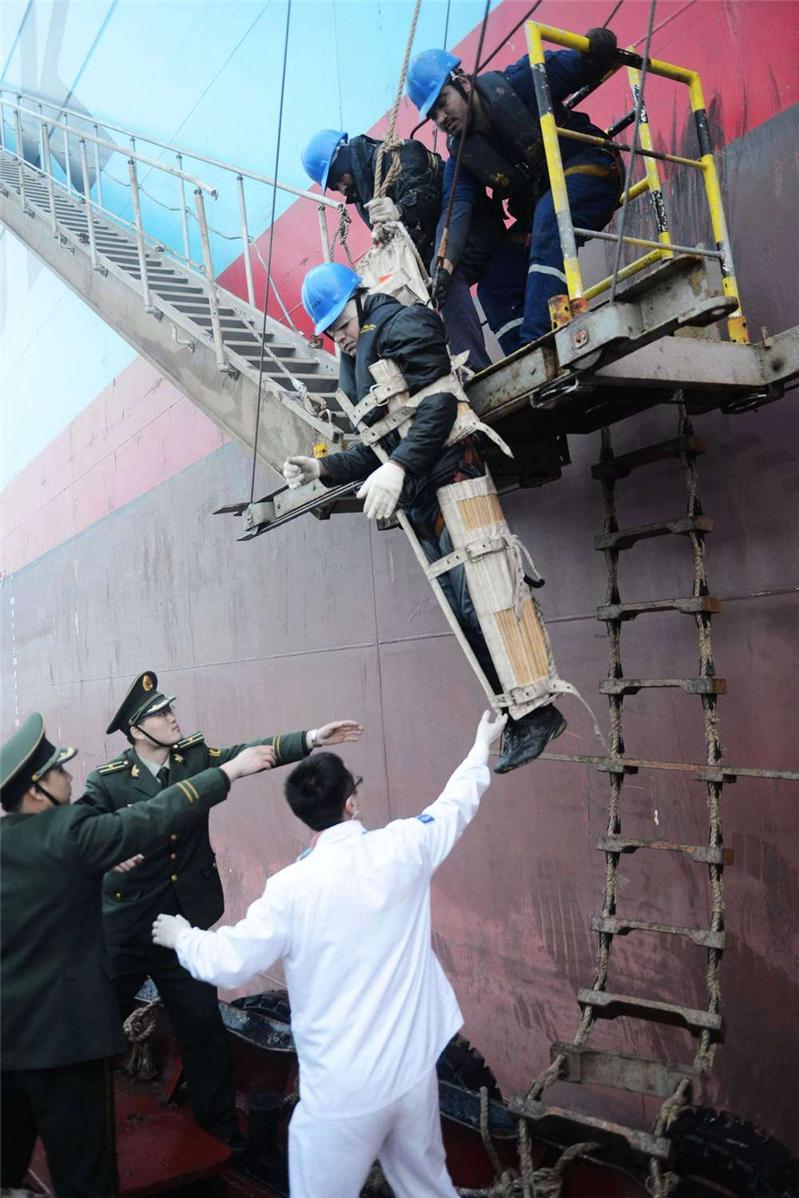 救助外籍受伤船员