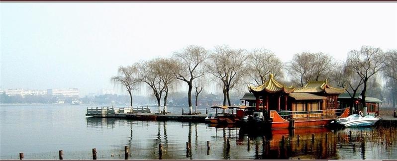 《明湖美景如画》