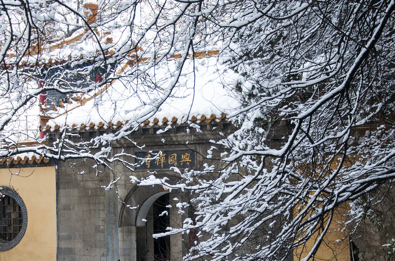 古刹瑞雪