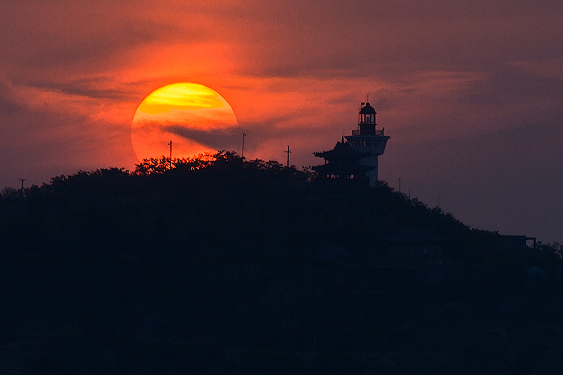 一轮红日映霞光