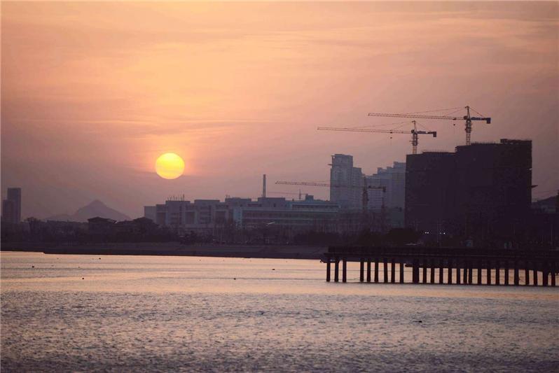 青岛雾霾尽 碧海蓝天现