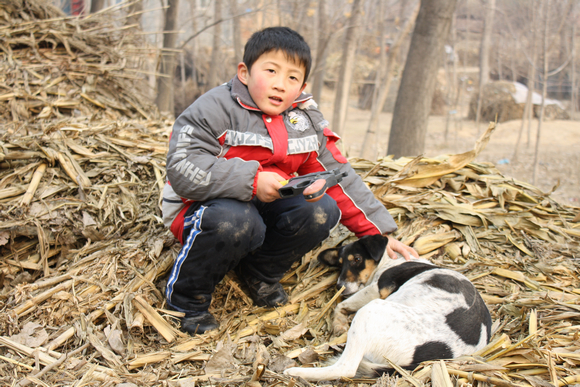村庄小孩与狗