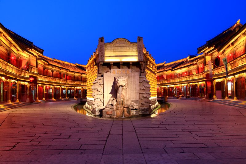 大河行舟龙作首