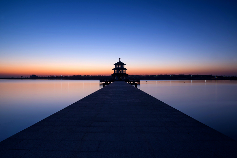 夕阳下的天颐湖