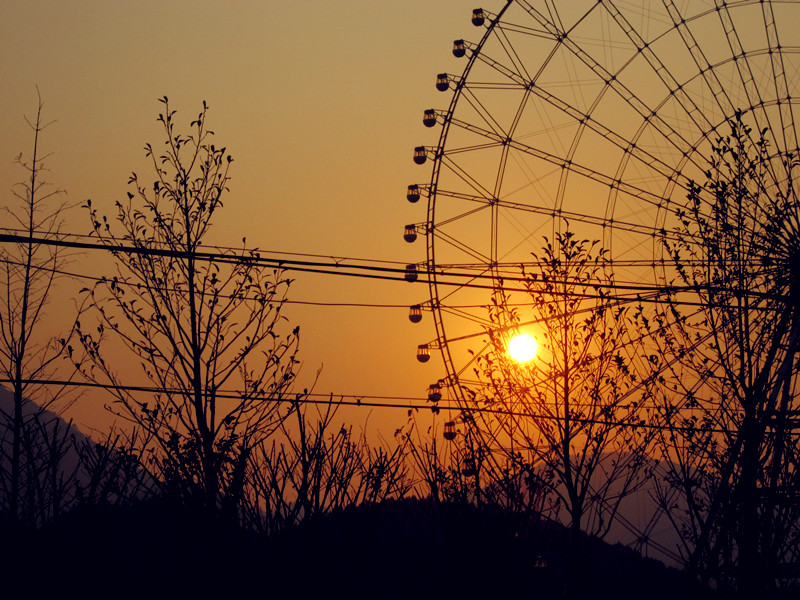 夕阳下的摩天轮