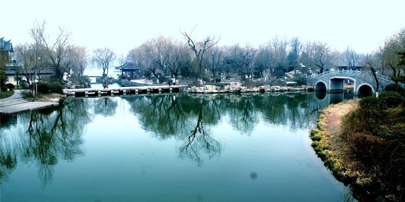 《明湖美景如画》