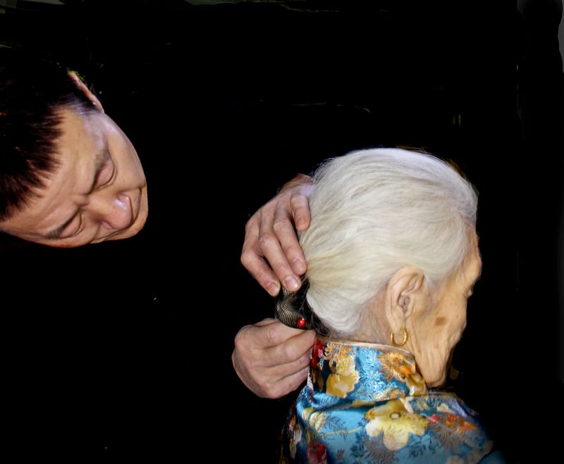 天天给百岁老娘梳妆