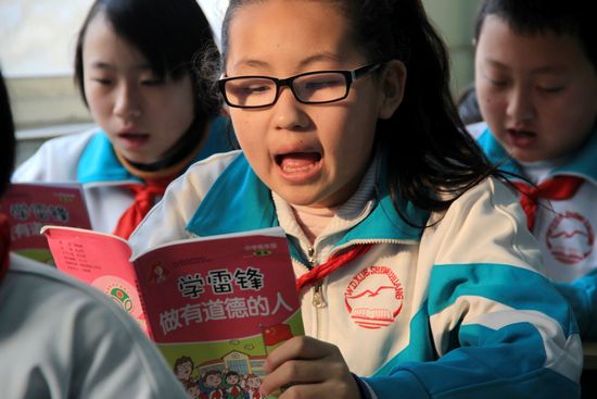 学雷锋，做有道德的人