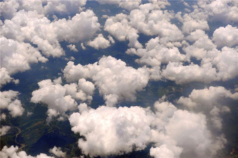 白云朵朵脚下飘