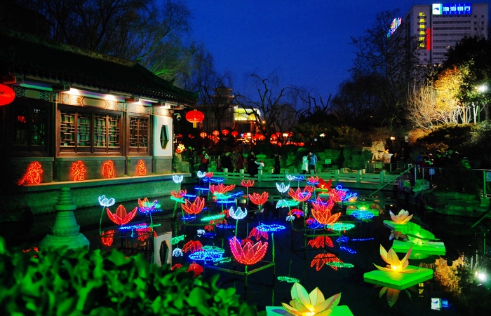 趵突灯会夜辉惶