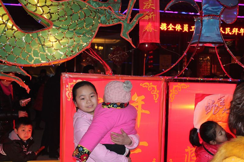 花灯街上的抱妹妹女孩