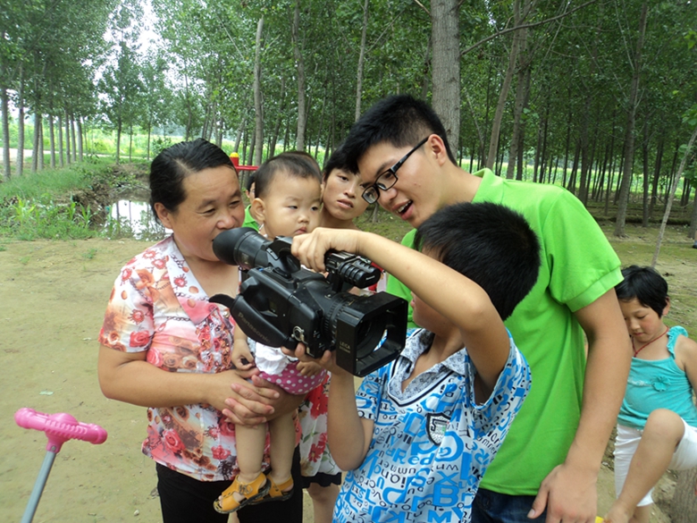 男女老少学摄像