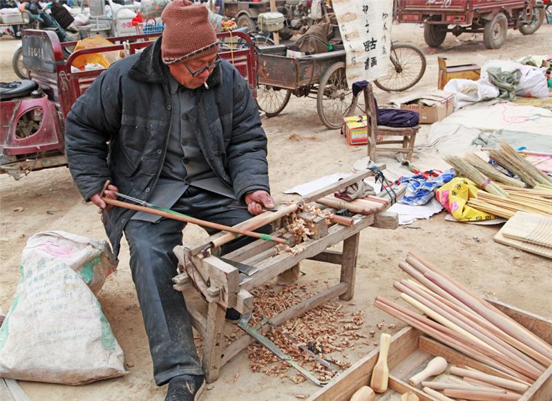 年集老艺人——旋擀面柱