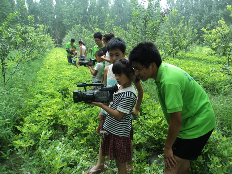 田野里的摄像师