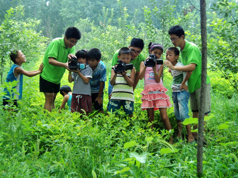田野里的小摄像师