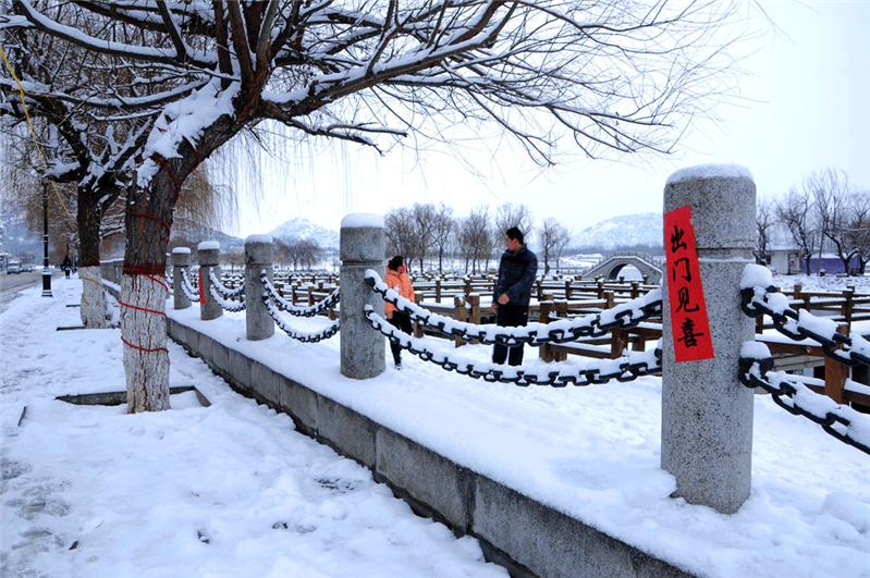 出门见喜--摄影：王宪金