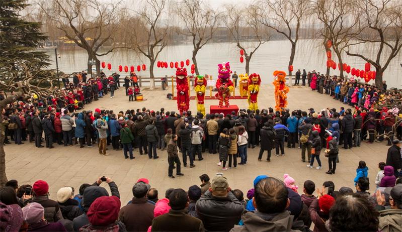 大明湖春节庙会_舞狮