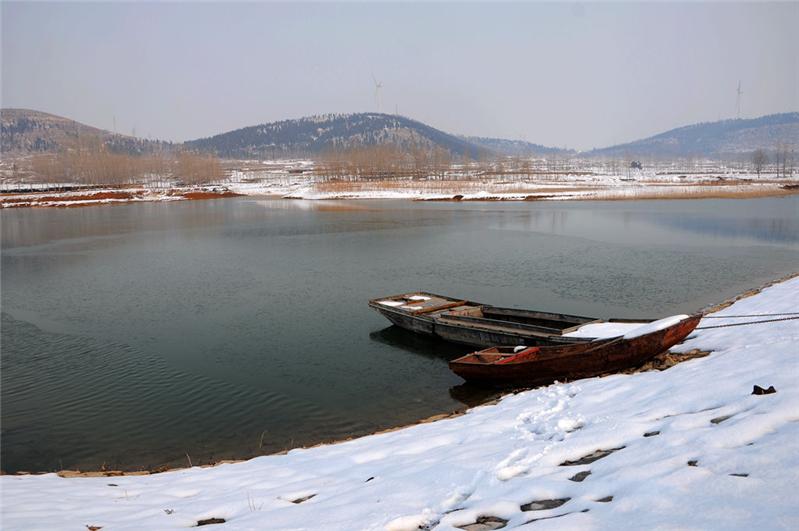 《雪景中的郭里独山水库》  摄影：王宪金投稿.jpg
