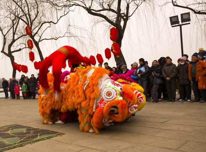 大明湖春节庙会_舞狮
