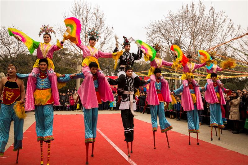 中国年文化_大明湖闹春_踩高跷