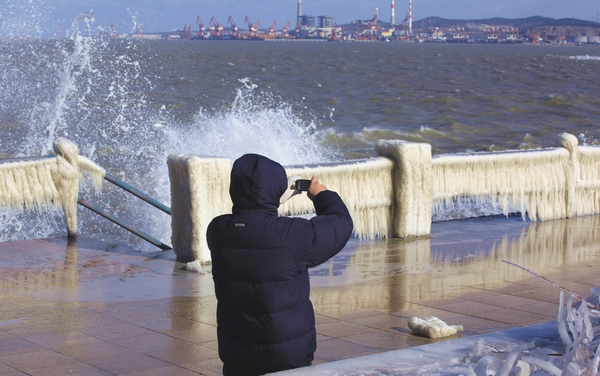 威海公园海水冰凌