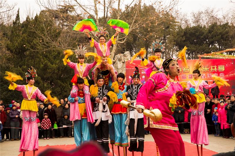 中国年文化_大明湖闹春_踩高跷