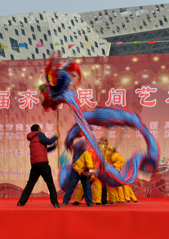 龙腾飞舞庆丰年