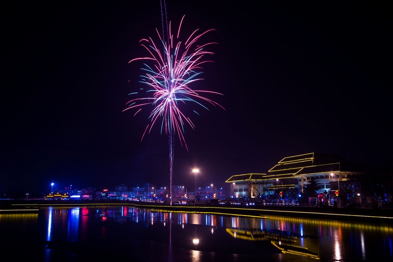 烟花绽放唐王湖