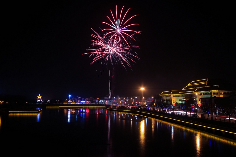 烟花绽放唐王湖畔