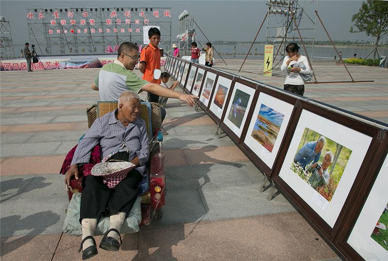 <拉上母亲看影展>