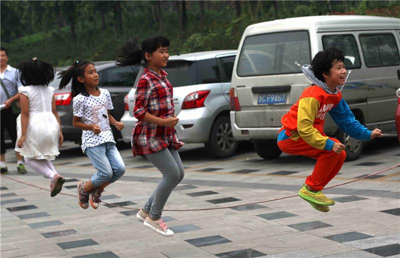 跳绳的孩子们