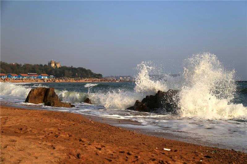 花石楼前的浪花