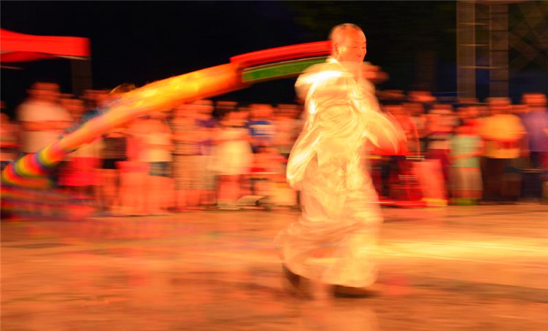 七旬老人抖空竹