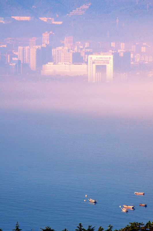 晨辉中的海滨城市