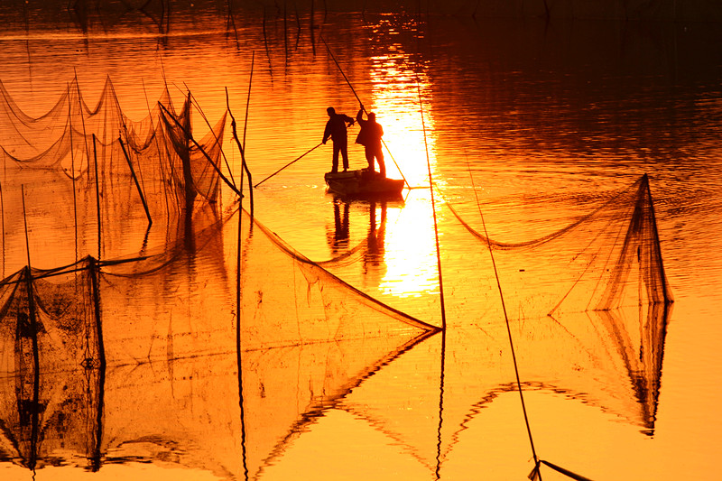 夕阳下的渔家！