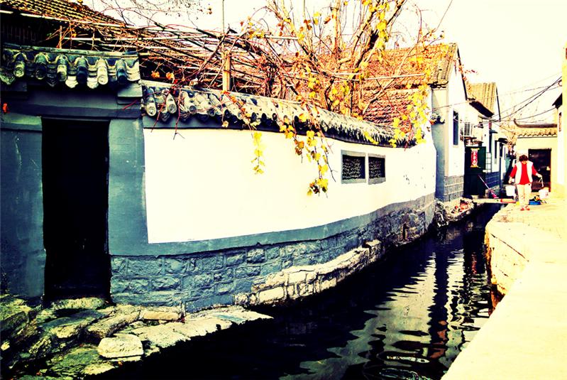 泉水流处有人家