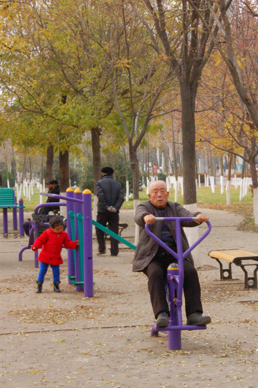公园里的老人与小孩