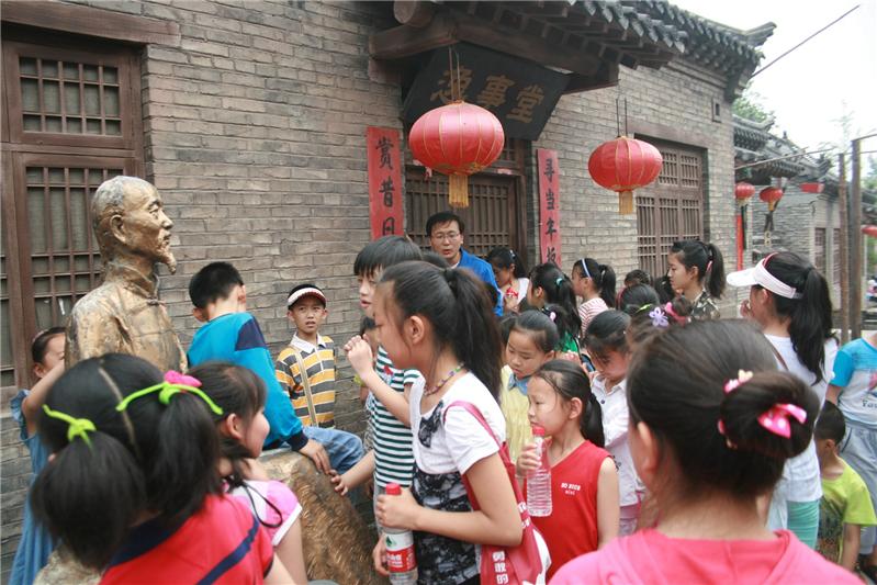 潍坊杨家埠郑板桥铜像前