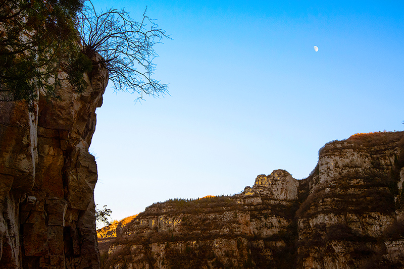 明月颔首照齐山