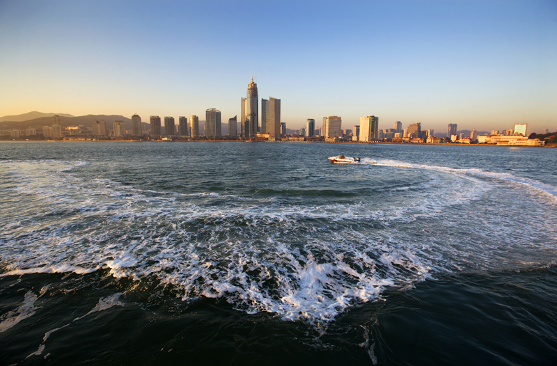 浪花簇拥的城市
