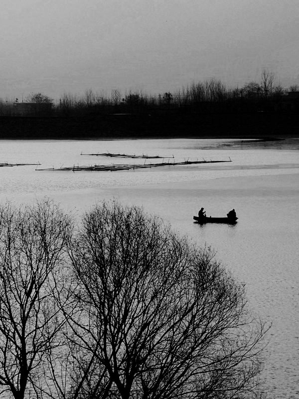 暮色渔人一叶舟